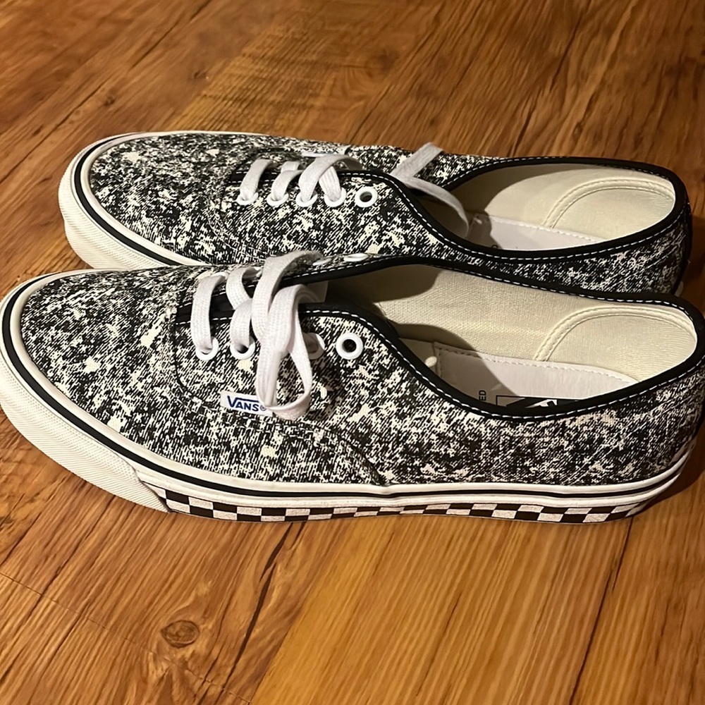 2019
Saint Alfred x OG Authentic LX 'Acid Black' size: 9.5 Mens or women size:11